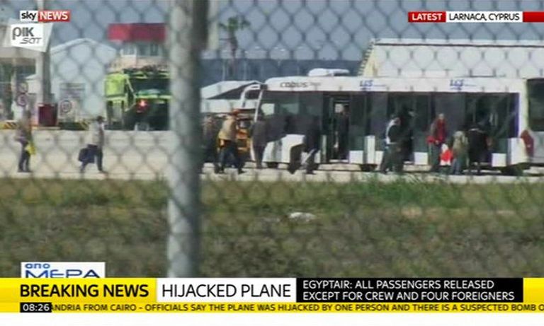Vabastatud reisijad lahkuvad lennukist. Foto: