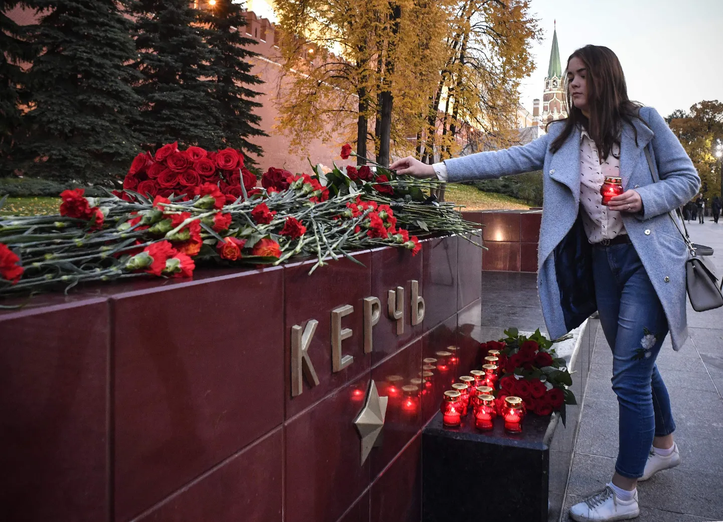 Жители поминают трагедию в Керчи