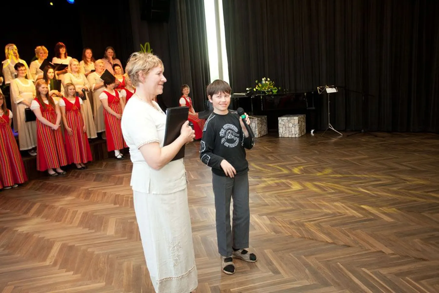 Uhtna ja Sõmeru kooli lapsed esinesid avariis kannatada saanud Davidi toetuseks.
