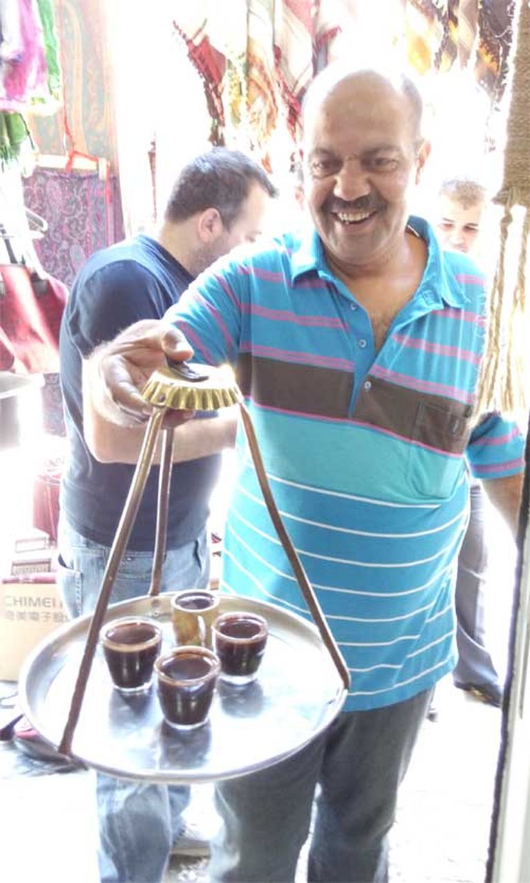 Arābu kafija tiek pasniegta mazās krūzītēs, tā ir stipra, salda un dzērienam pievienots kardamons 