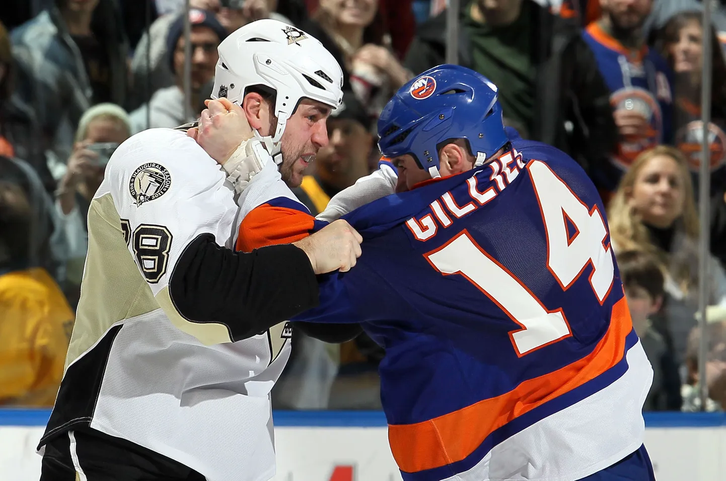 Omavahel on arveid õiendama asunud New York Islandersi mängija Trevor Gillies (paremal) ja Pittsburgh Penguinsi liige Eric Godard.