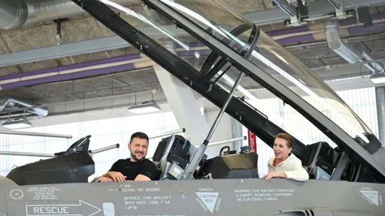 Владимир Зеленский и премьер Дании Метте Фредериксен в самолете F-16, август 2023 года