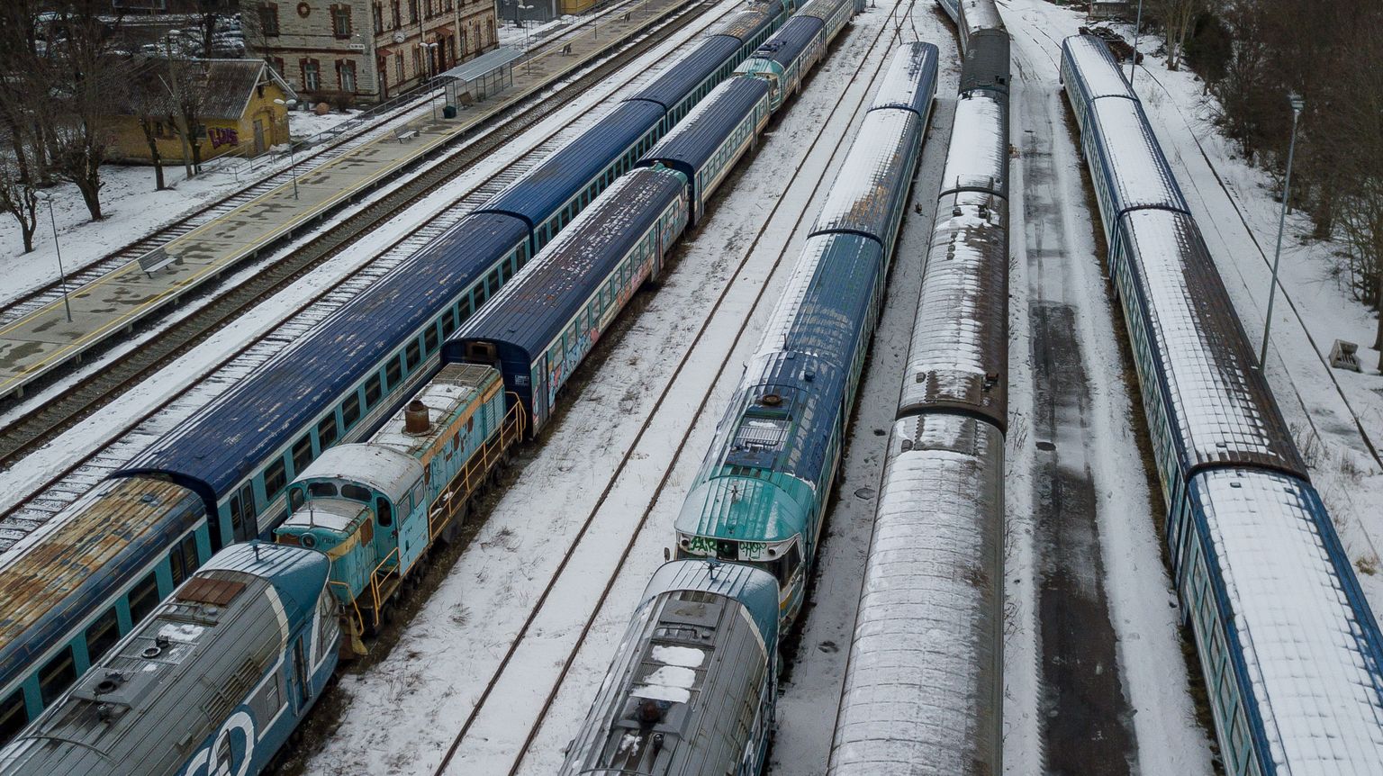 Vaid mõne aasta eest sõitsid need rongid Eesti rööbasteedel. Suurem lootus taas raudteele pääseda on kupee- või Tartu rongi I klassi vagunitel.