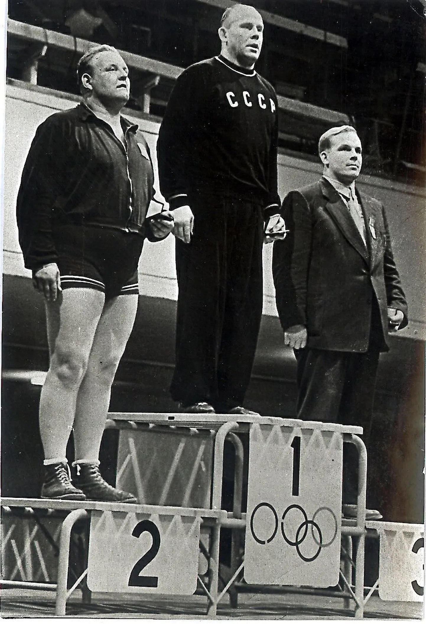 Johannes Kotkas (poodiumi kõrgeimal astmel).