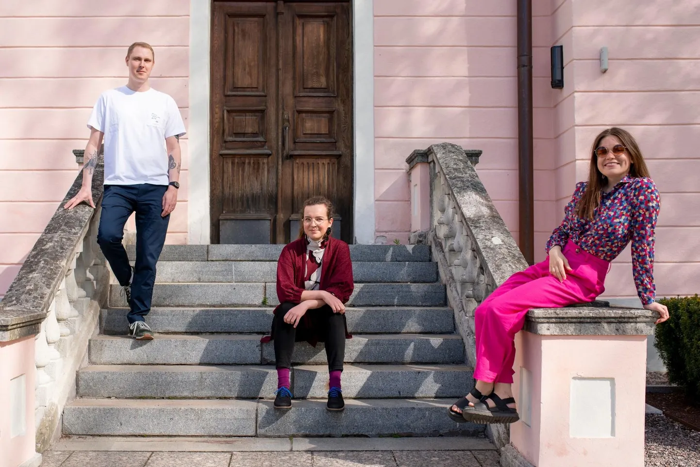 Muusik Kirke Karja (keskel), Tallinna öölinnapeakandidaat Natalie Mets ja Tallinna linnapeakandidaat Raimond Kaljulaid