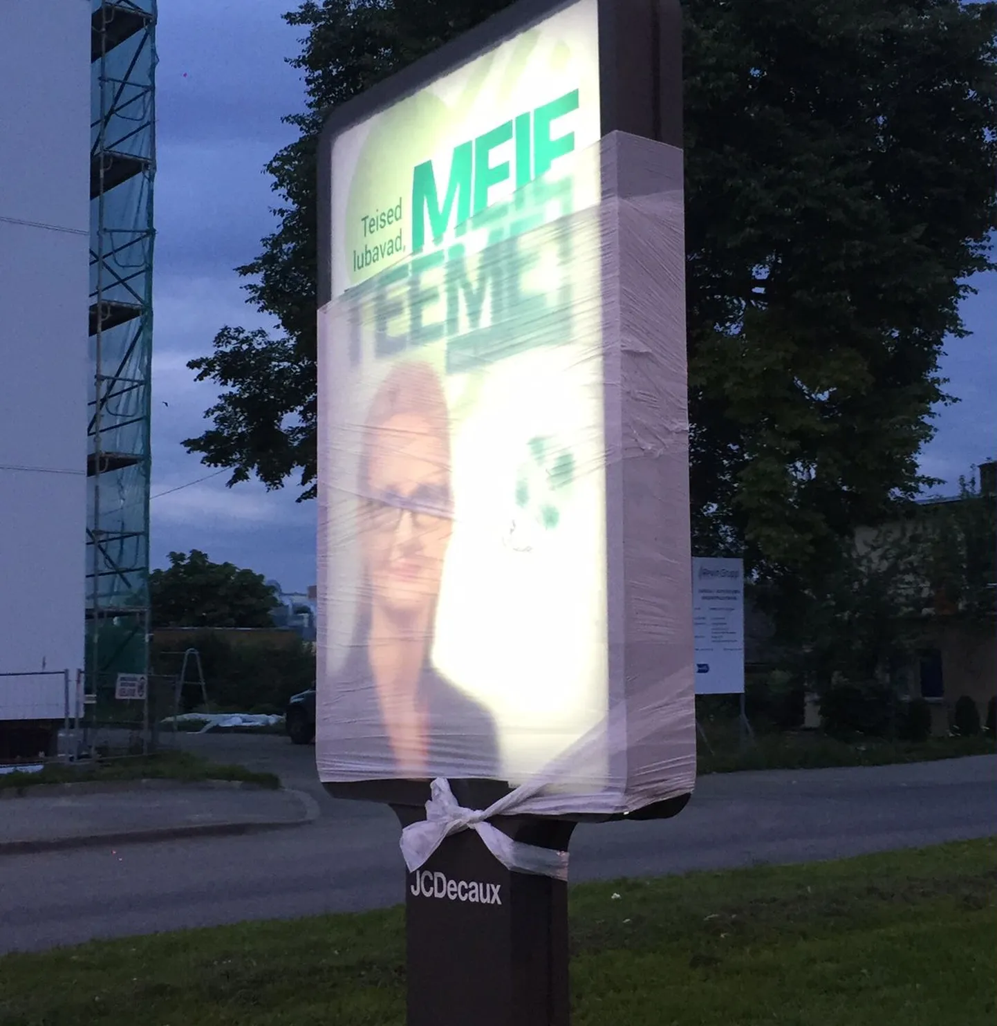 Kilesse mässitud valimisreklaam Rakveres.