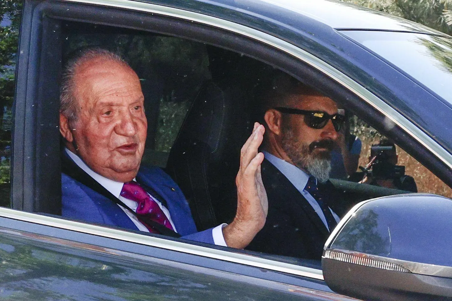 Endine Hispaania kuningas Juan Carlos I teel Zarzuela paleesse kohtuma oma poja, praeguse kuninga Felipe VI-ga.