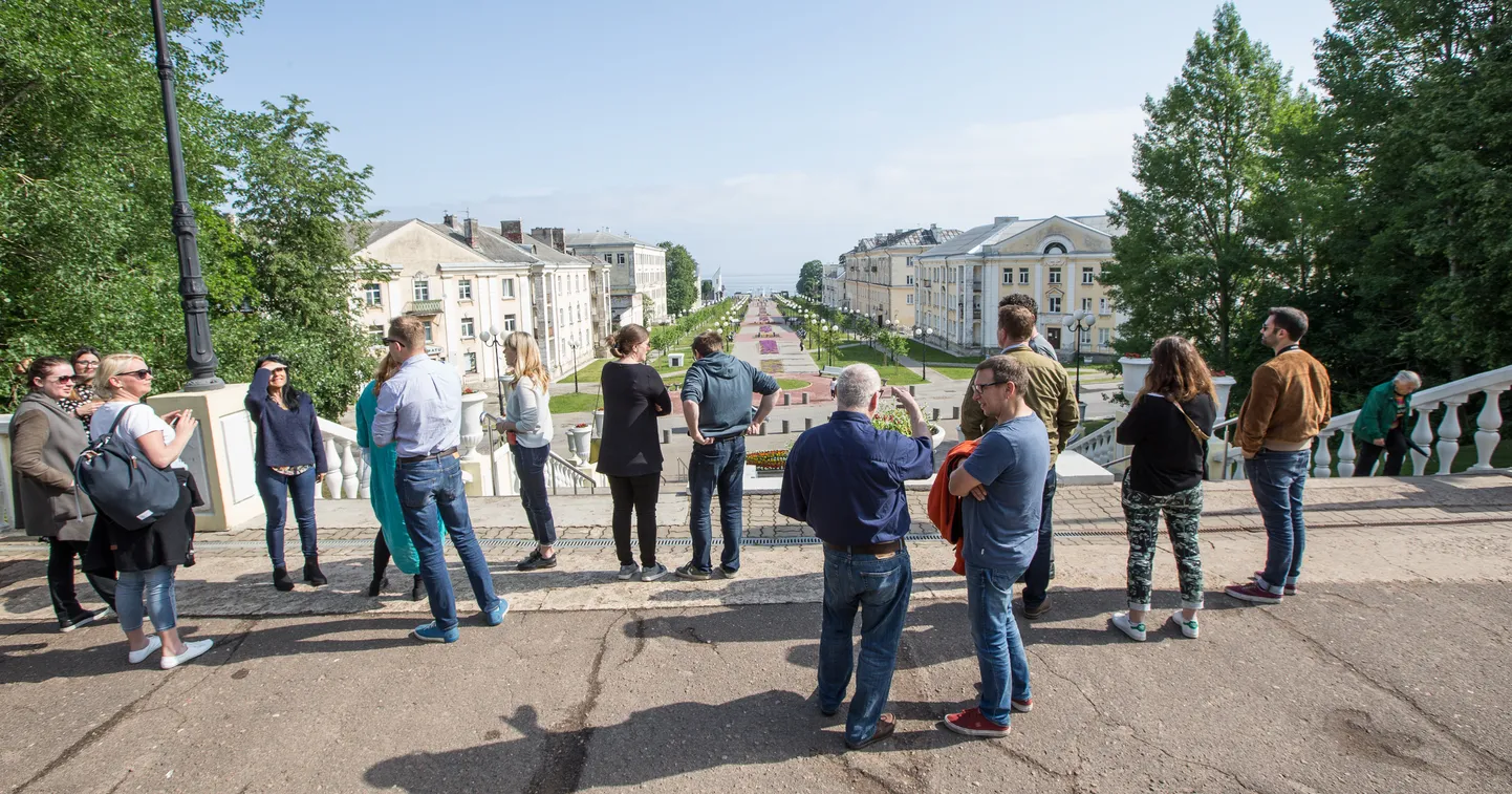 Rahvusvaheline filmiinimeste grupp reede varahommikul Sillamäe stalinistliku arhitektuuriga tutvumas − kohalikud trepid ja sealt avanev vaade ei jäta kedagi külmaks.