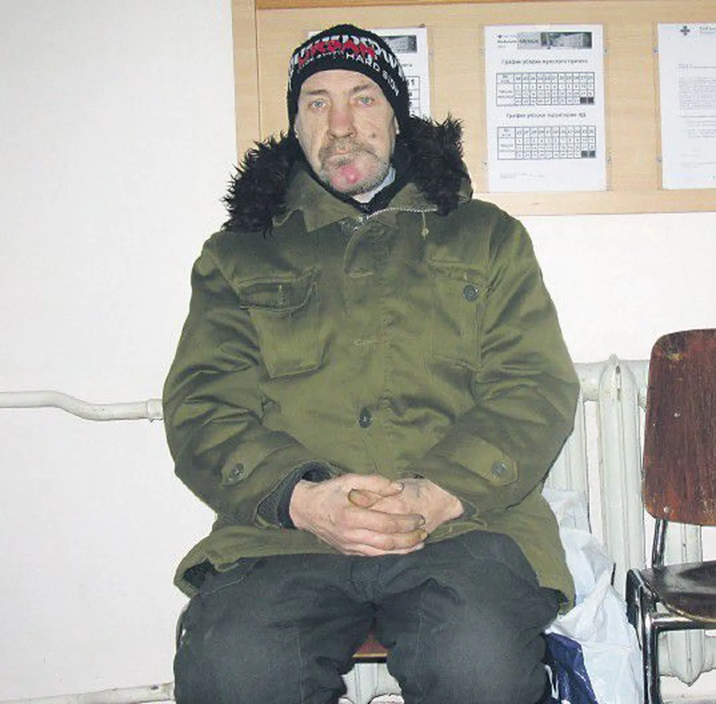 Нарвский бездомный Вячеслав Рябинин — инвалид. Он мечтает о доме престарелых, где всегда тепло. Пока в поисках тепла он вынужден прятаться в подъездах жилых домов и супермаркетах.