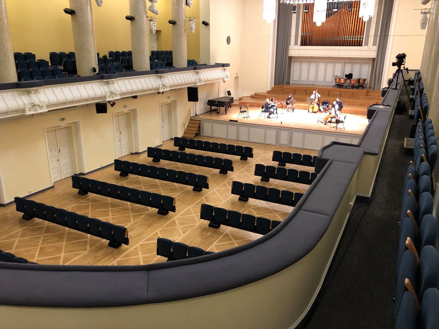 Концертный зал "Эстония" отвечает требованиям.