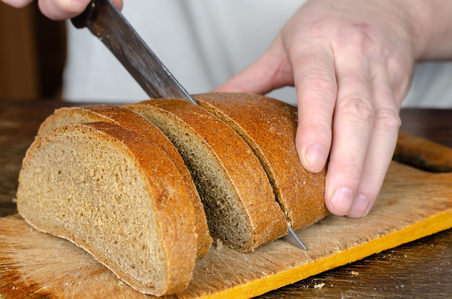Хлеб нельзя передавать из рук в руки. Иллюстративное фото