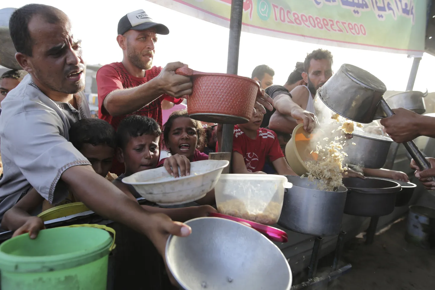 Palestiinlased saamas toiduabi Gaza  sektoris Khan Younises 15. juunil 2024. aastal.