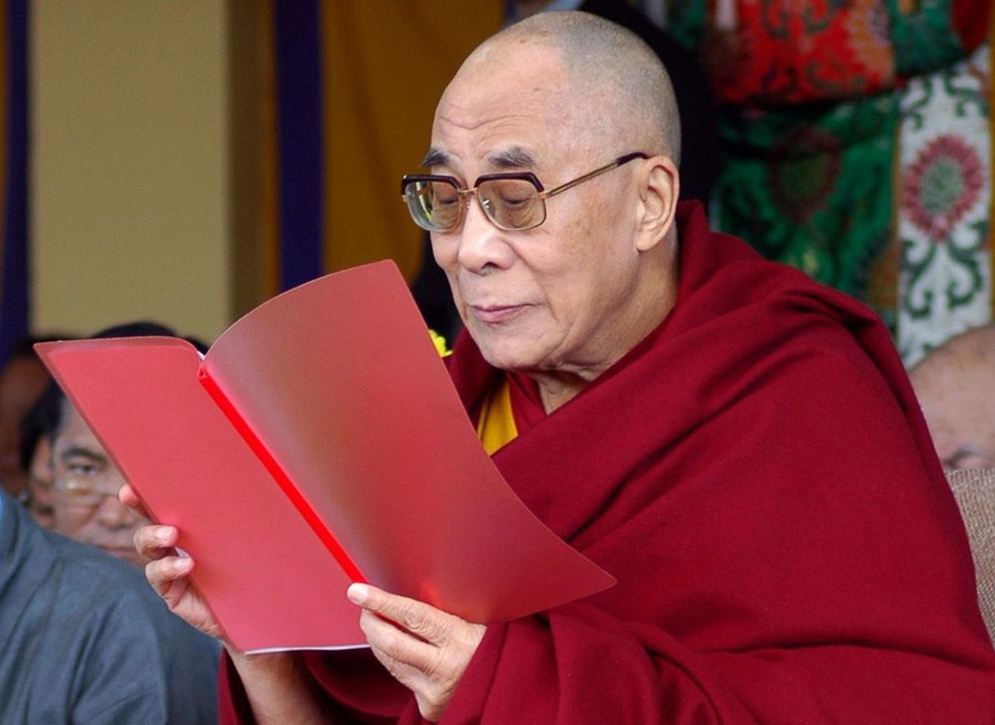 XIV dalai-laama Tenzin Gjatso teatas, et soovib loobuda Tiibeti poliitilise juhi rollist.