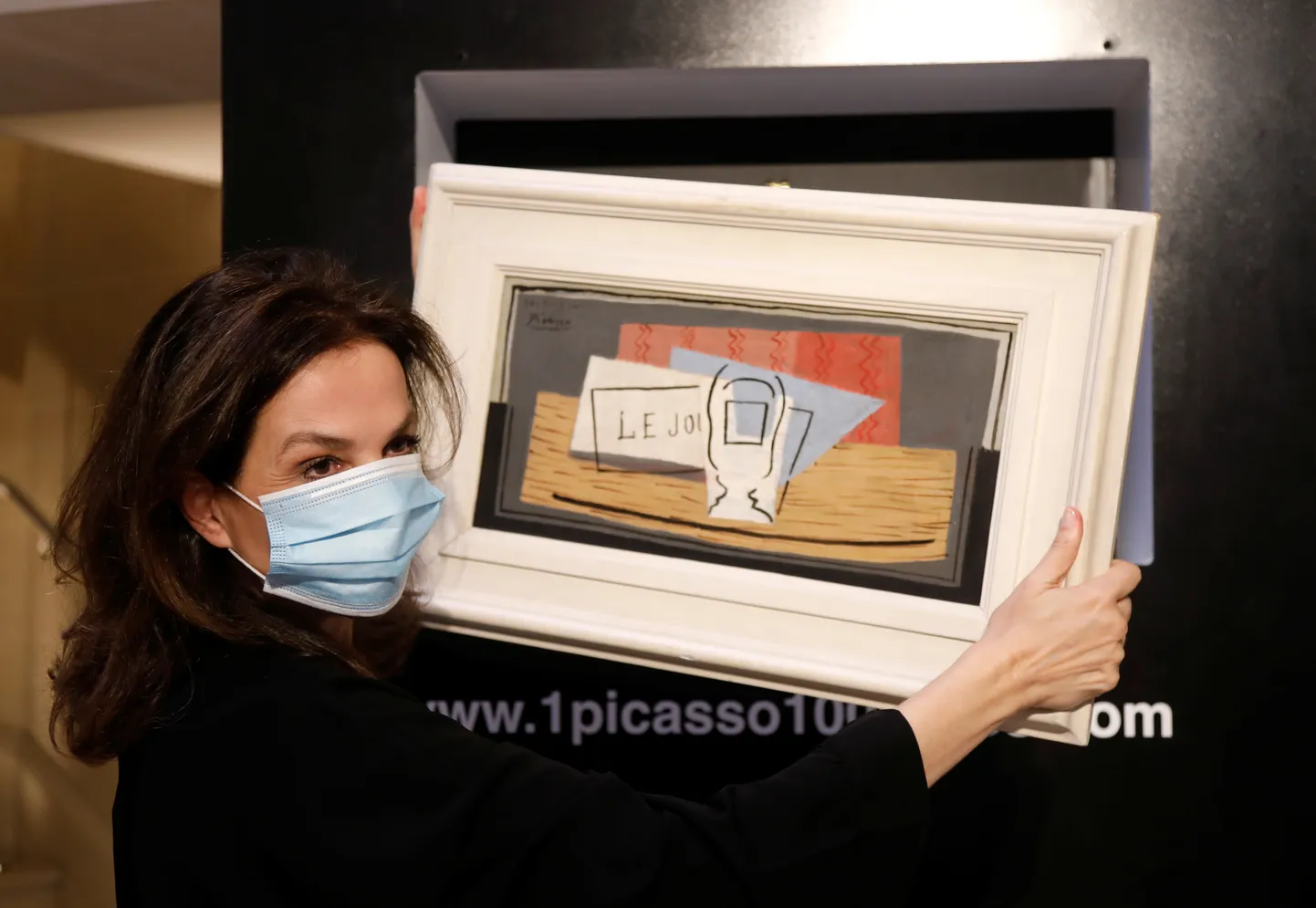 Heategevusloto korraldaja Peri Cochin näitamas Pablo Picasso 1921. aasta maali «Nature Morte»