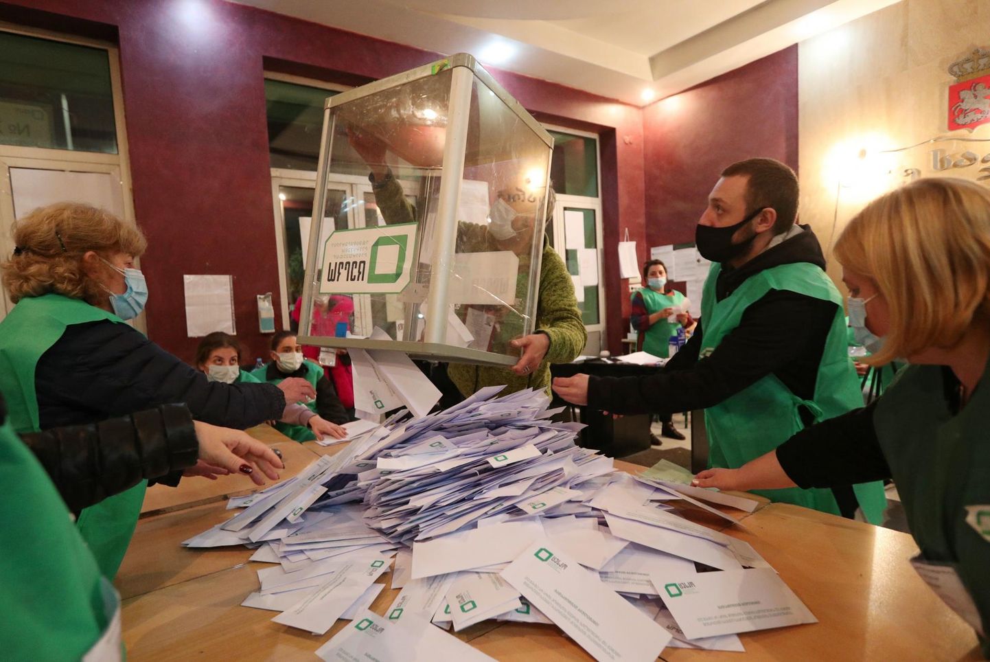 Häälte lugemine kohalikel valimistel Gruusia pealinnas Thbilisis. 