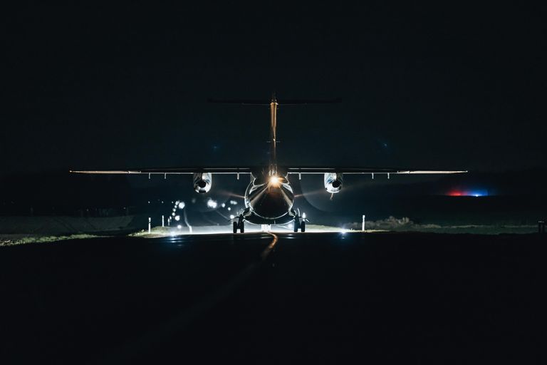 C-146A “Wolfhound” lidmašīna uz Rīgas–Liepājas šosejas