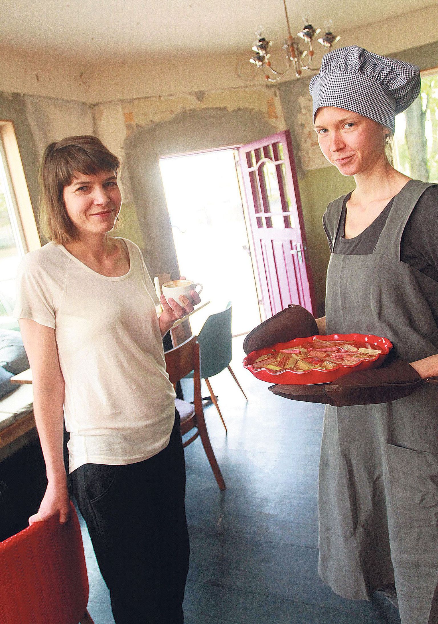 Karlova Kohvi eestvedaja Laura Mähar (vasakul) ja kohviku toiduentusiast Laura Valli lubavad külastajatele pakkuda omapärast menüüd ja maitsvat kohvi.