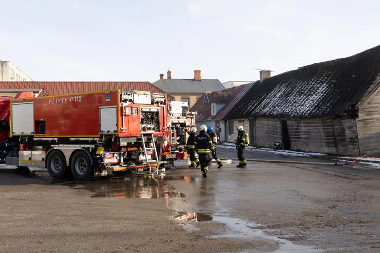 Mahajäetud majas põles praht.