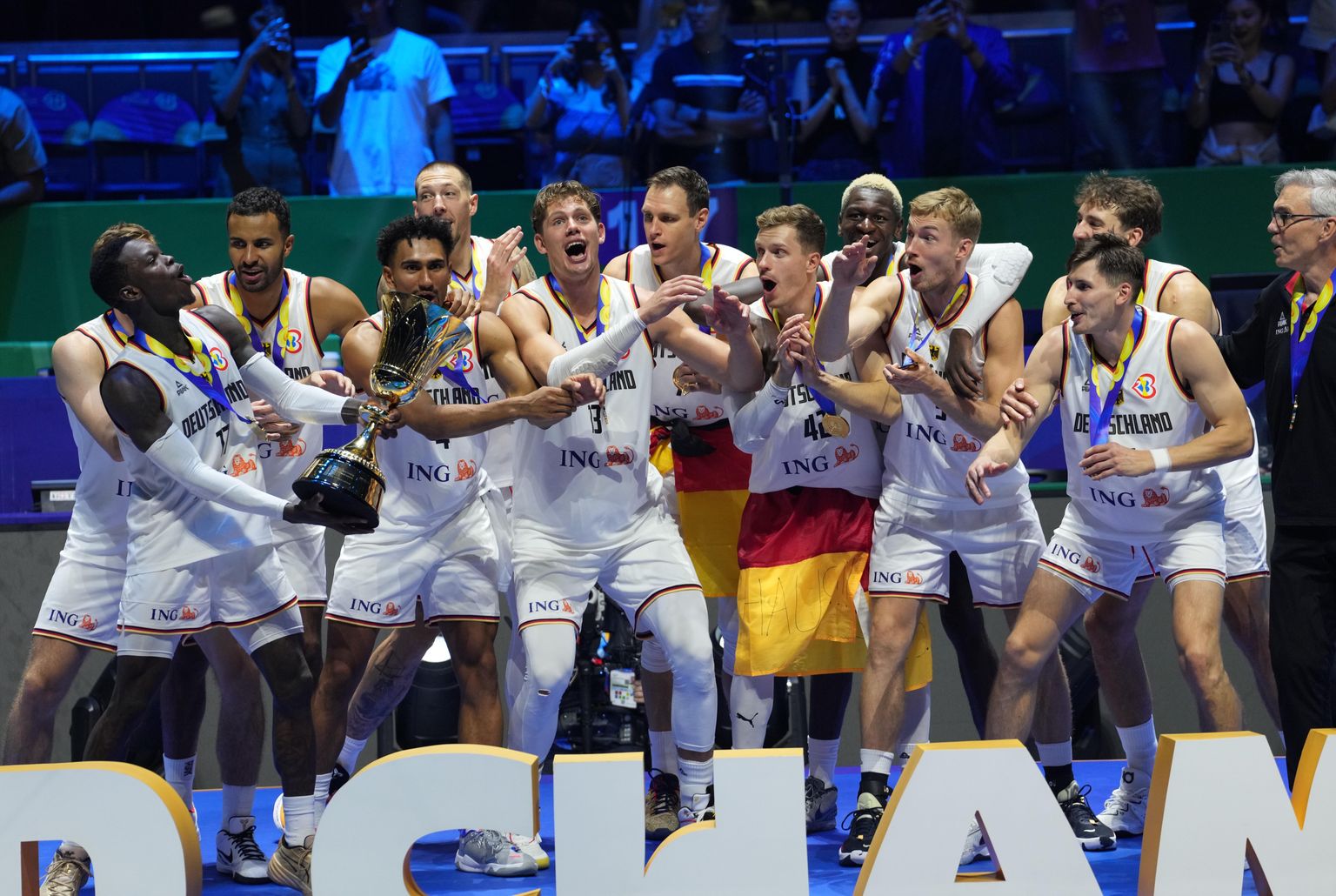 Сборная Германии празднует победу на чемпионате мира.