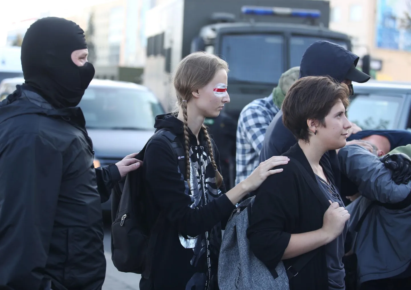 Ka eile jätkusid Minskis rahumeelsed meeleavaldused, kust korrakaitsjad inimesi minema viisid.