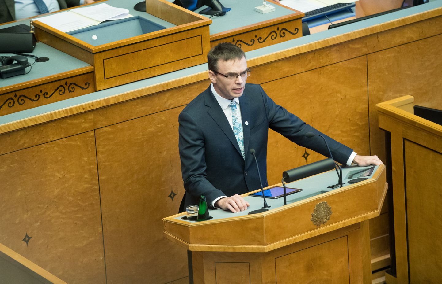 Välisminister Sven Mikser riigikogu ees.