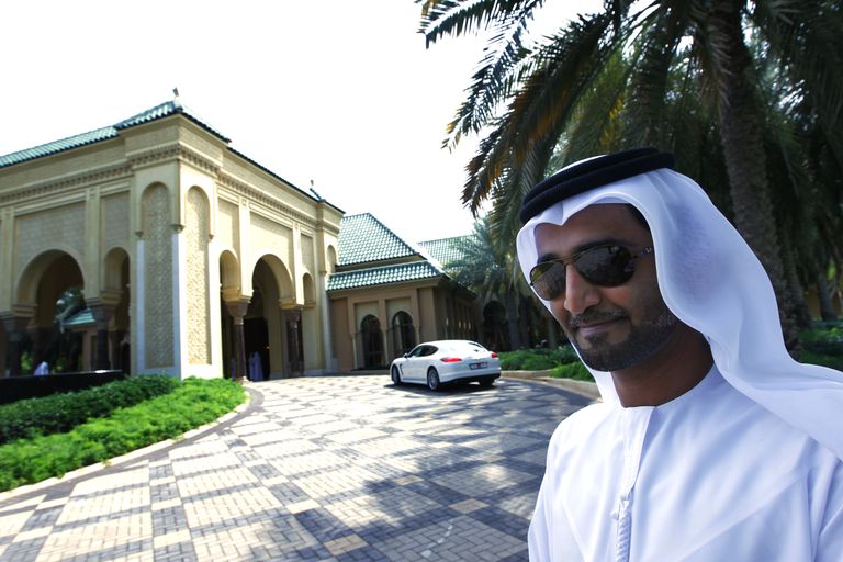 Šeik Hamdan bin Zayed bin Sultan Al Nahyani elukoht, Abu Dhabis asuv Alnakheelli palee. Pildil on šeigi üks ihukaitsjatest