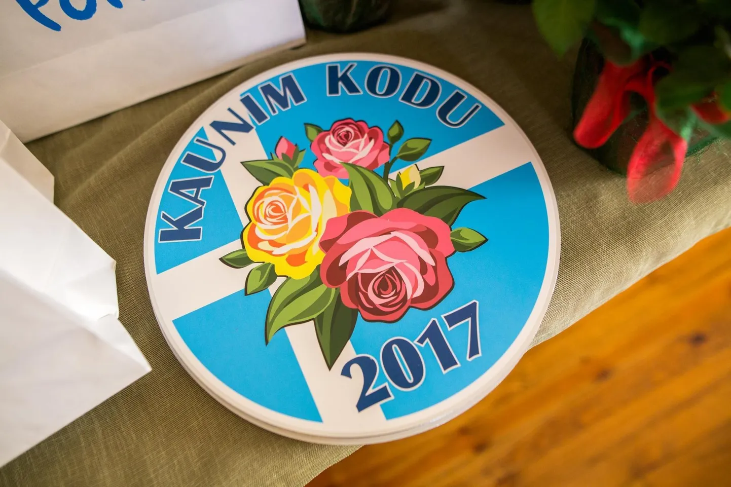 Kauni Kodu konkursi märgise saavad linnaosade ja osavaldade kauneimad kinnistud, mille haljastuse tervikilme ja selle kokkusobivus elamu, piirde ja tänavailmega osutuvad parimaks.