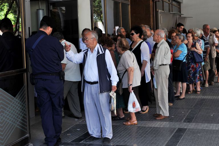 Kreeka pensionärid panga ukse taga. Foto: Scanpix