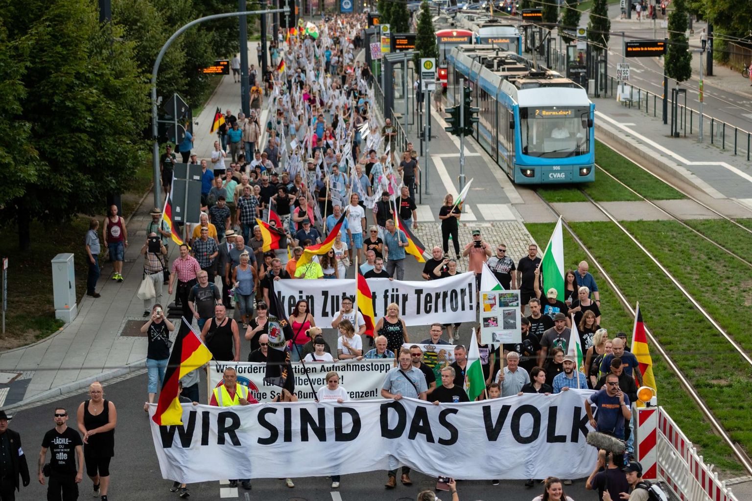 Paremäärmusliku grupeeringu Pro Chemnitz üleskutsel tuli nädalavahetusel tänavatele ligi pooltuhat inimest, et meenutada aasta tagasi surnuks pussitatud meest. 