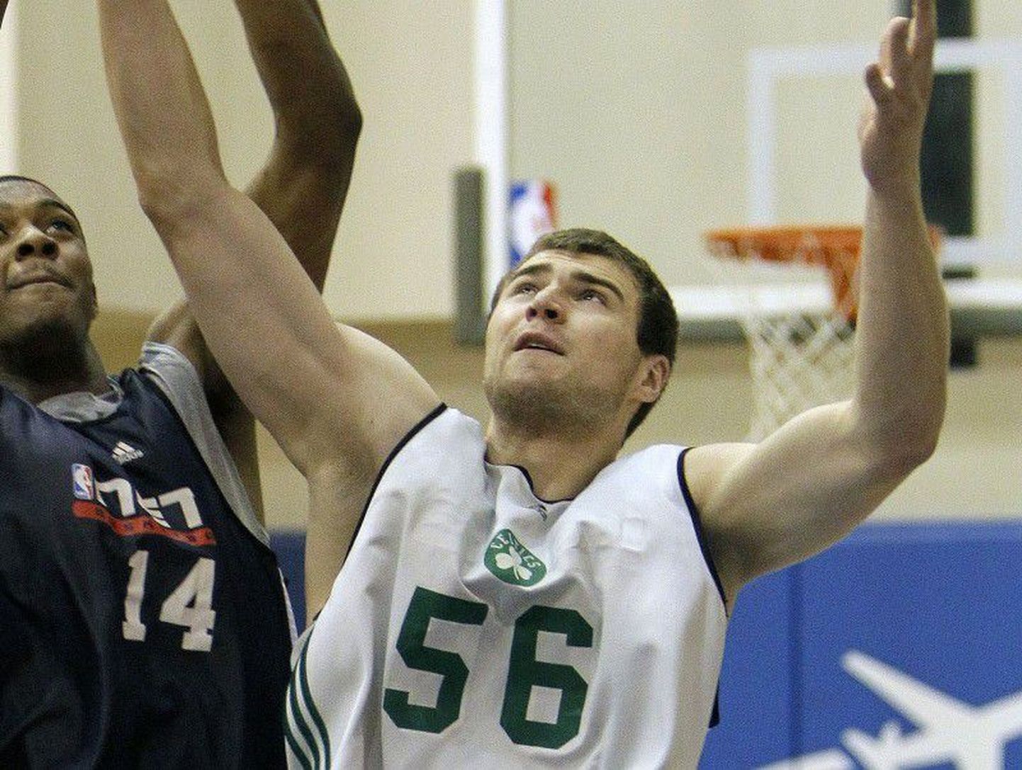 Artjom Parahovski mängimas NBA suveliigas.