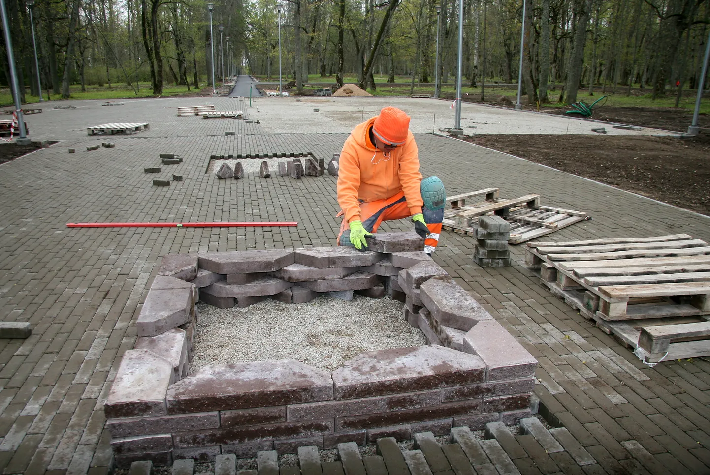 Большая часть дорожек в Йыхвиском парке получили новое асфальтовое покрытие, а камнем выложены две площадки - перед певческой сценой и расположенная вблизи концертного дома площадка с фонтаном.