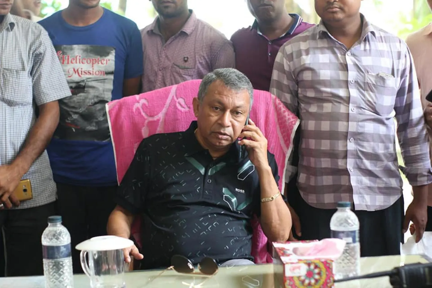 Ekramul Karim Chowdhury postitas pildid 18 teismelisest Facebooki, kus need said tuhandeid kommentaare.