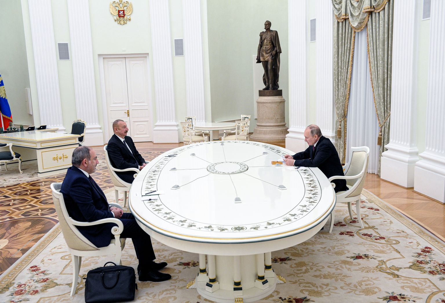 Vene president Vladimir Putin, Aserbaidžaani riigipea Ilham Alijev ja Armeenia peaminister Nikol Pašinjan kolmepoolsel kohtumisel Moskvas eelmisel aastal.