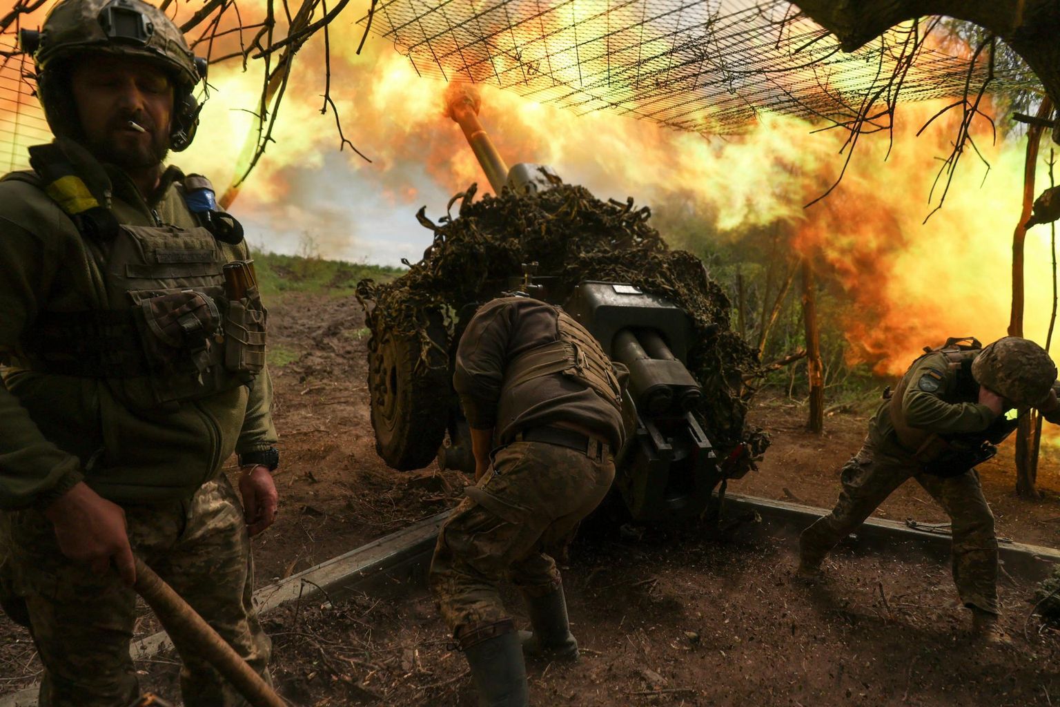 Ukraina sõdurid tulistavad läinud nädalavahetusel haubitsast Vene vägede positsioone Donetski oblastis Soledari lähedal.