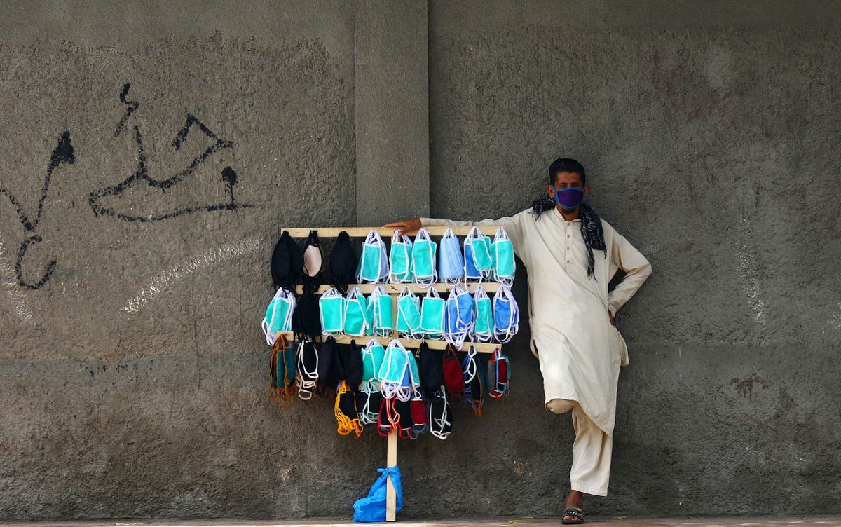 Sejas masku pārdevējs Pakistānā.