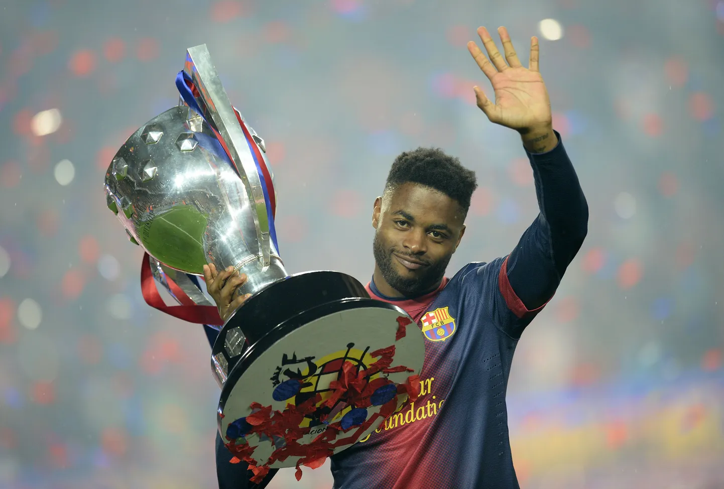 Alex Song sai lõpuks ka ikkagi karikat katsuda.