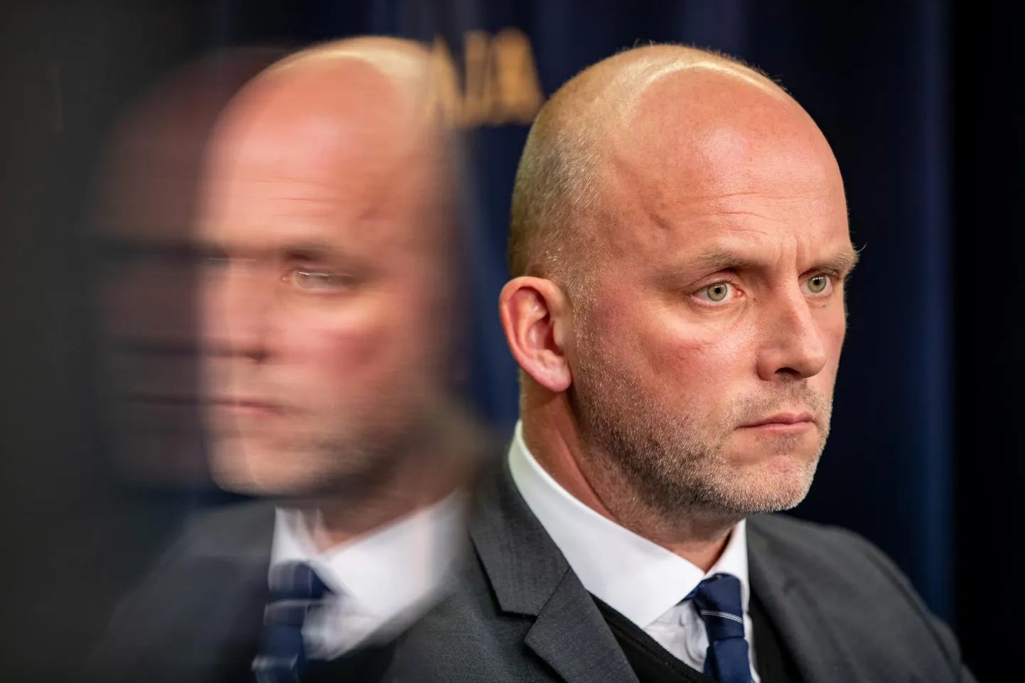 Postimehele on väidetud, et põhjus, miks riigikantselei rolli ümber tehakse ja miks riigisekretäri Taimar Peterkop lahkub, on selles, et Peterkop ja peaminister Kristen Michal (RE) ei saa omavahel läbi. Stenbocki maja aga eitab sellist verisooni järsult ja lisab, et tegu on spinniga, mida levitavad mõned kaitseministeeriumi ja siseministeeriumi ametnikud.