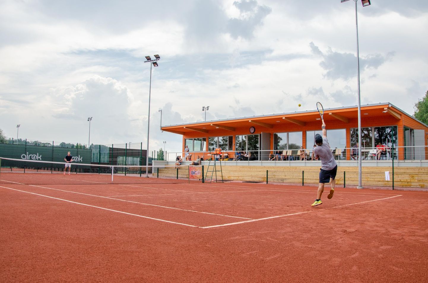 Täna pidulikult avatavatel Viljandi tennisväljakutel algas eile Eesti <em>grand prix</em>’ sarja kuuluv tenniseturniir «Viljandi Open», mis kestab pühapäevani.