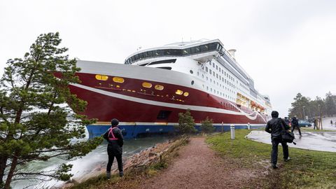 Karile sõitnud Viking Line'i laev pukseeriti Maarianhamina sadamasse