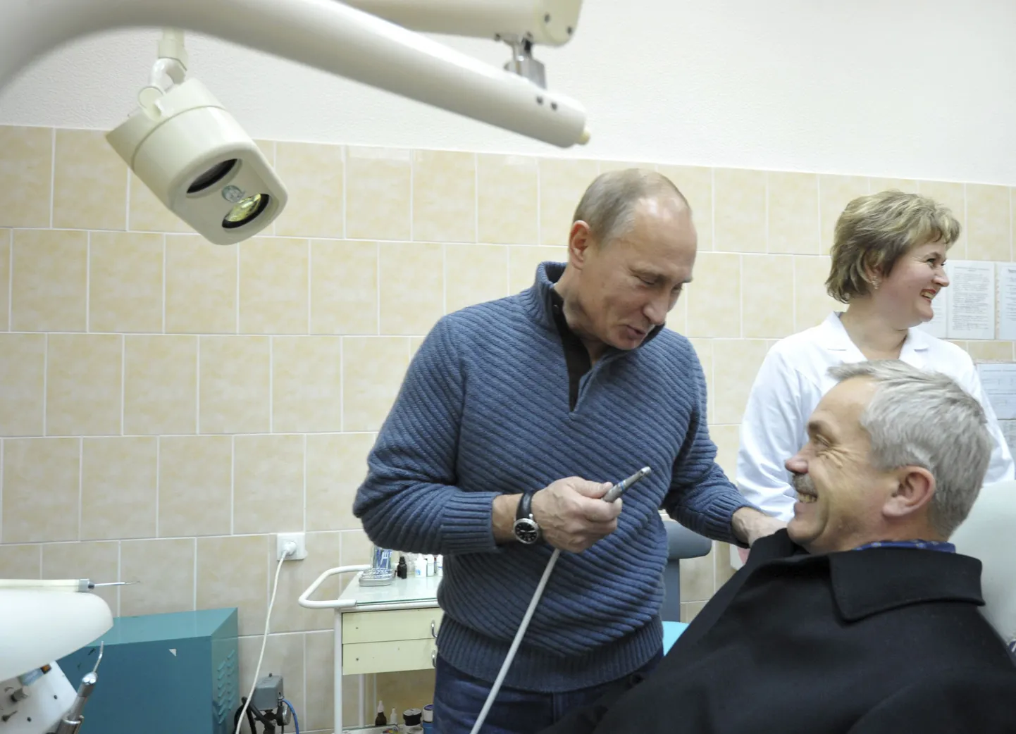 Patsiendi toolil istub Belgorodi kuberner Jevgeni Savtšenko, hambapuuri hoiab käes peaminister Vladimir Putin.