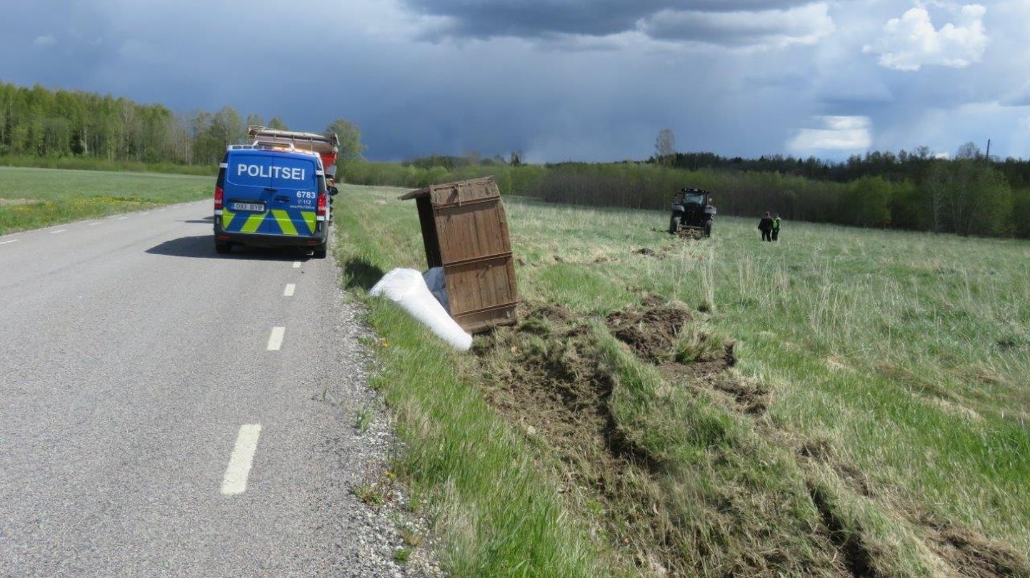 Ahja-Raina maanteel sattus traktor õnnetusse.