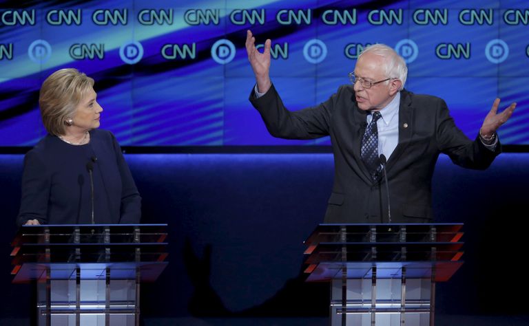 Demokraatide presidendikandidaadid Hillary Clinton (vasakul) ja tema rivaal Bernie Sanders eile Michigani osariigis. Foto: SCANPIX