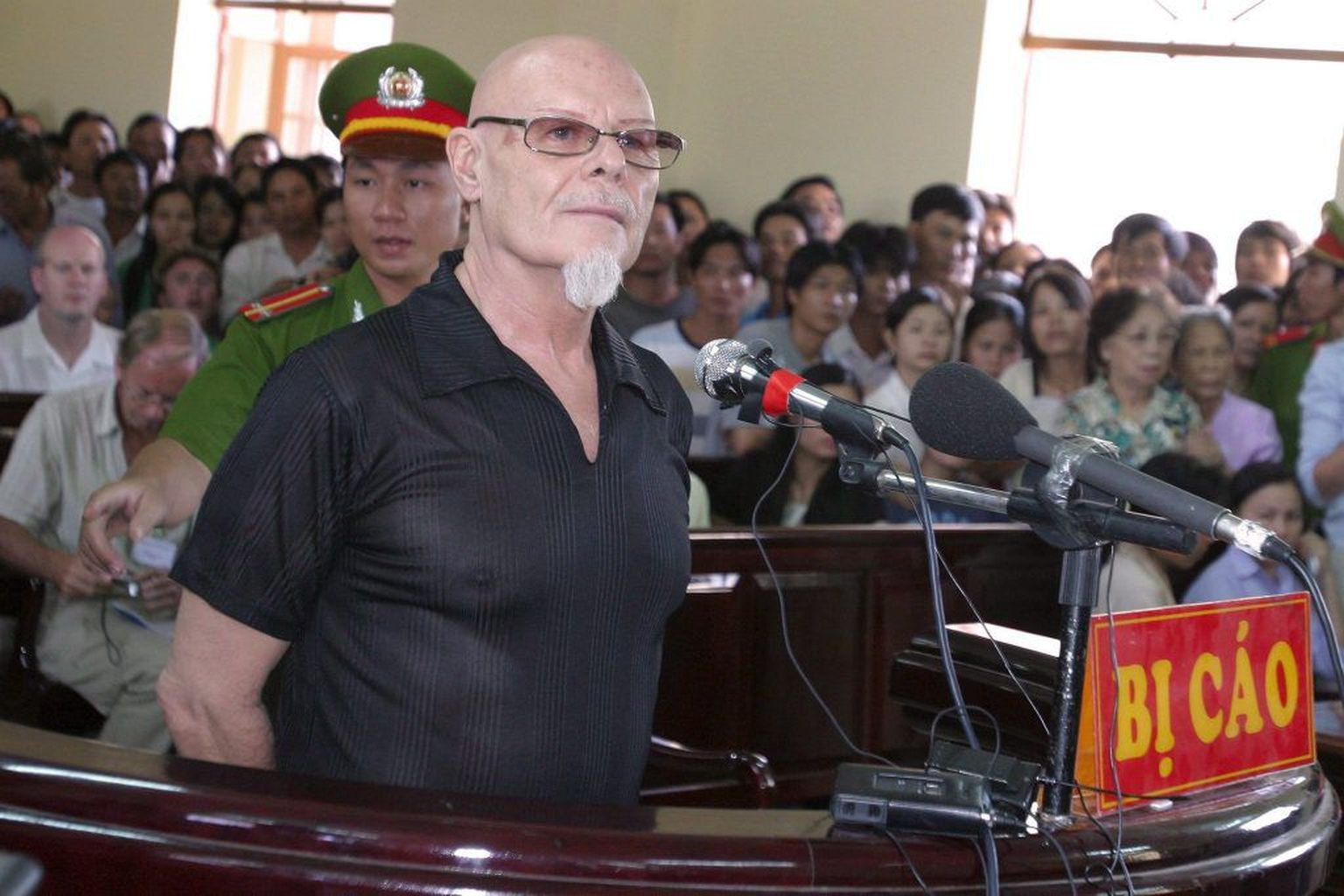 Gary Glitter eelmise süüdimõistmise ajal Vietnami kohtus