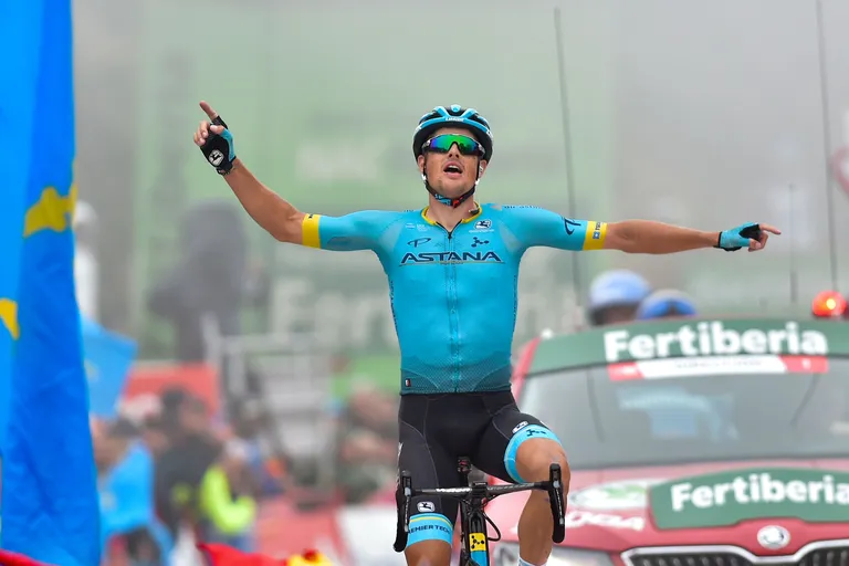 Team Astana rattur Jakob Fuglsang ületams finišijooni mulluse Hispaania velotuuri 16. etapil.