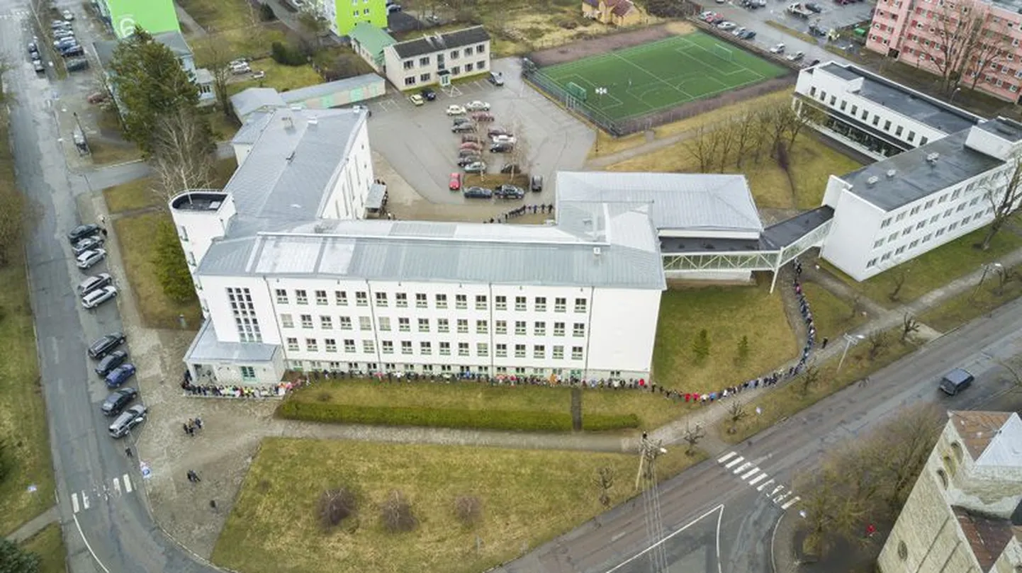 Kuu aega tagasi tegid Rakvere gümnaasiumi õpilased ümber oma koolimaja inimketi, et toetada riigigümnaasiumi rajamist just sinna.
