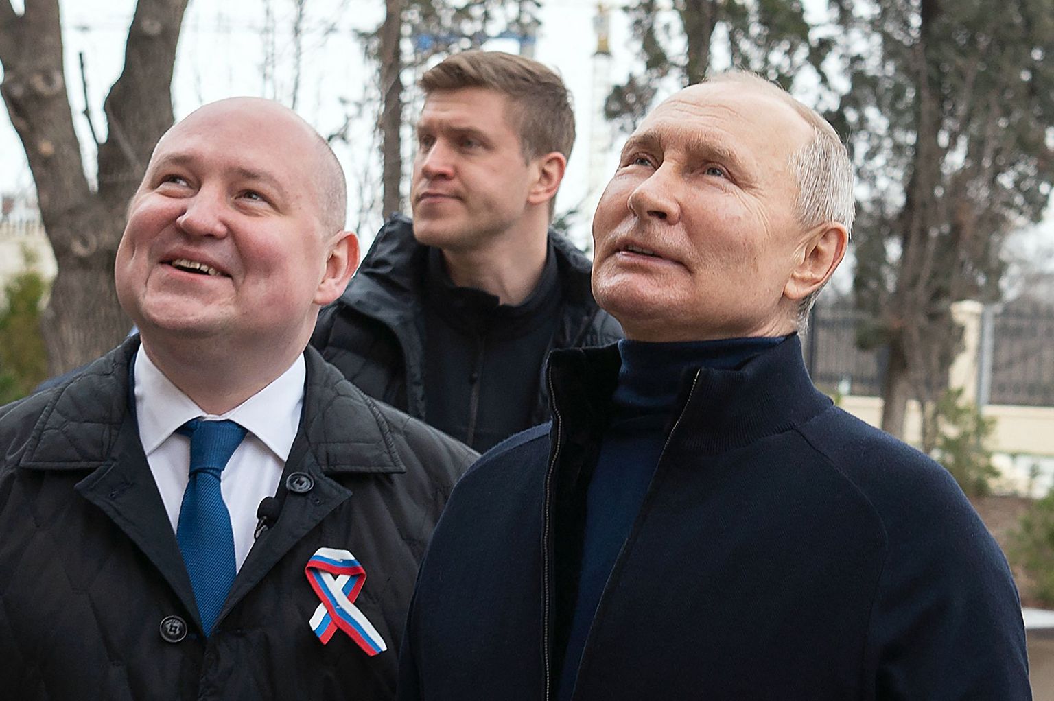 Vene president Vladimir Putin (paremal) Sevastopoli kuberneri Mihhail Razvožajeviga.