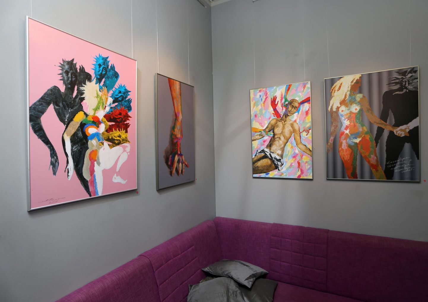 Näituse ühes nurgas on Enn Põldroosi maalid «Varjud on inimestest huvitavamad» (vasakult), «Punkt», «Kõditajad» ning «Kokkulepe värvilise ja värvitu maailma vahel».