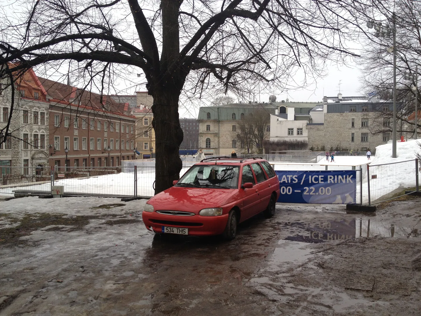 Neljapäeval ja reedel oli üks autoomanik parkinud oma sõiduki Niguliste kiriku taha haljasalale.
