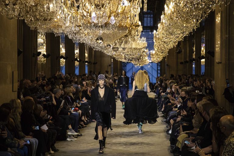 Pariisi moenädala Louis Vuittoni moemaja 2022. aasta kevadsuvist moodi esitleti Louvre'is