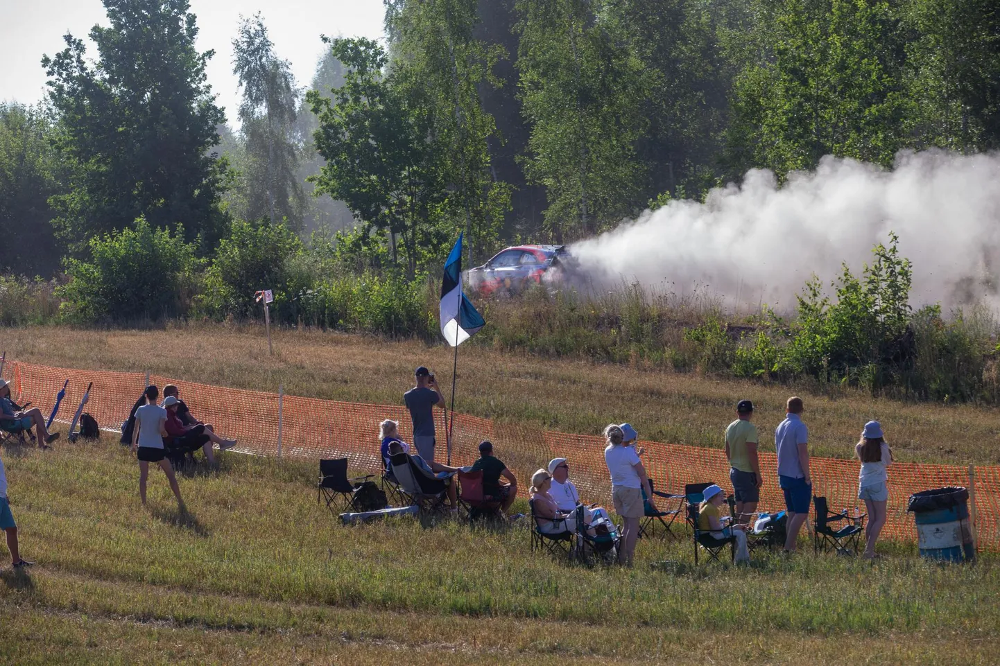 Möödunud aasta Rally Estonia 22. kiiruskatsel oli pealtvaatajajaid koroonapiirangute tõttu pigem hõredalt. Võrreldes mullusega ootavad ralli korraldajad tänavu rohkem huvilisi, ka on piirangud leebemad.